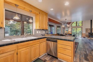 Fridge, microwave, oven, stovetop - LUPINE LODGE - WALK TO LAKEMONT PINES LAKE W/FREE ACCESS, SLEEPS 10 W/REC ROOM (Arnold)