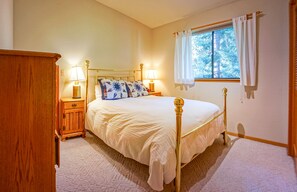 3 bedrooms, desk, WiFi, bed sheets