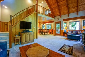 Televisión, reproductor de DVD, estéreo