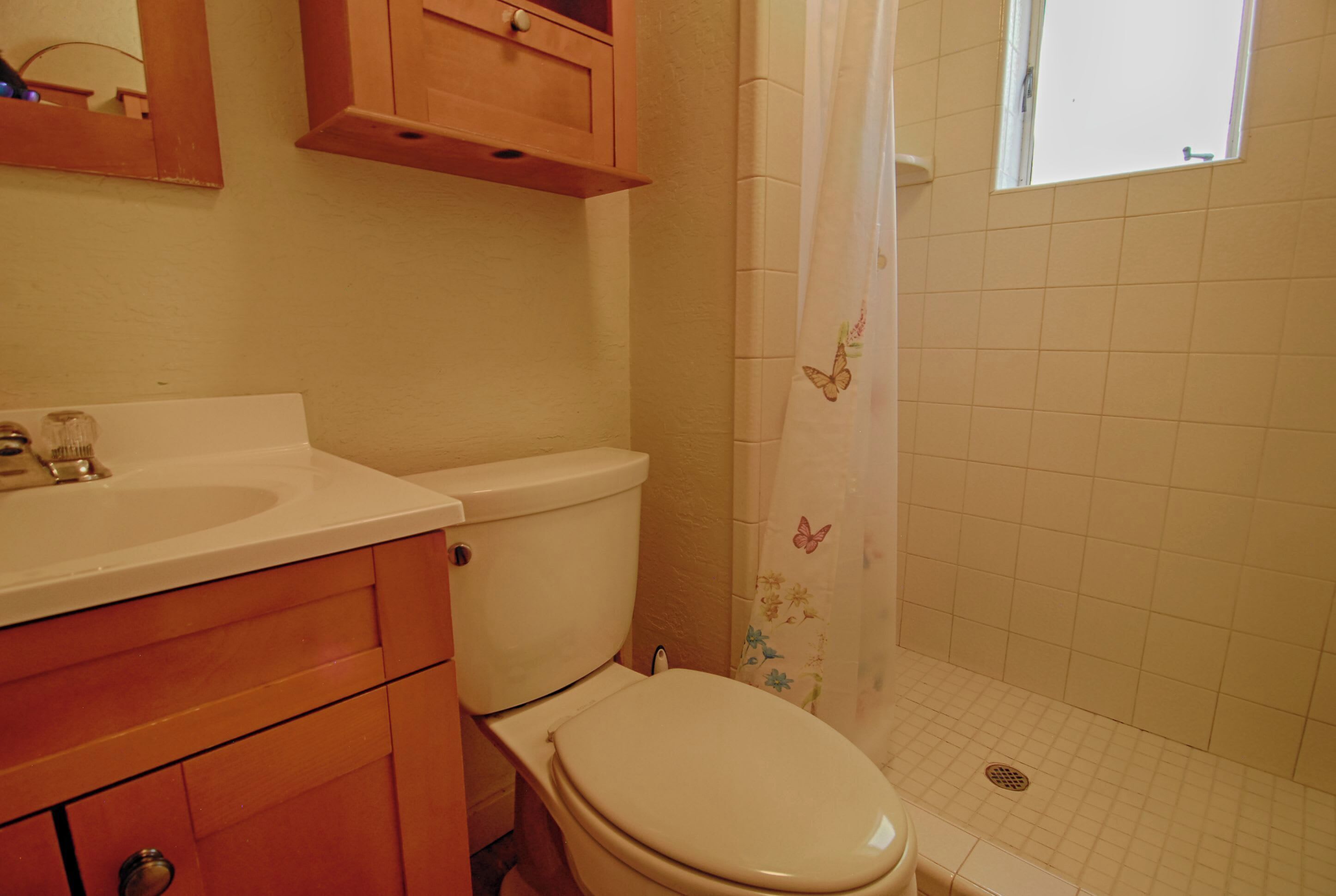 Ein Badezimmer mit Toilette, Waschbecken und Duschvorhang.