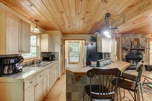 Kühlschrank, Mikrowelle, Herdplatte, Wasserkocher mit Kaffee-/Teezubehör