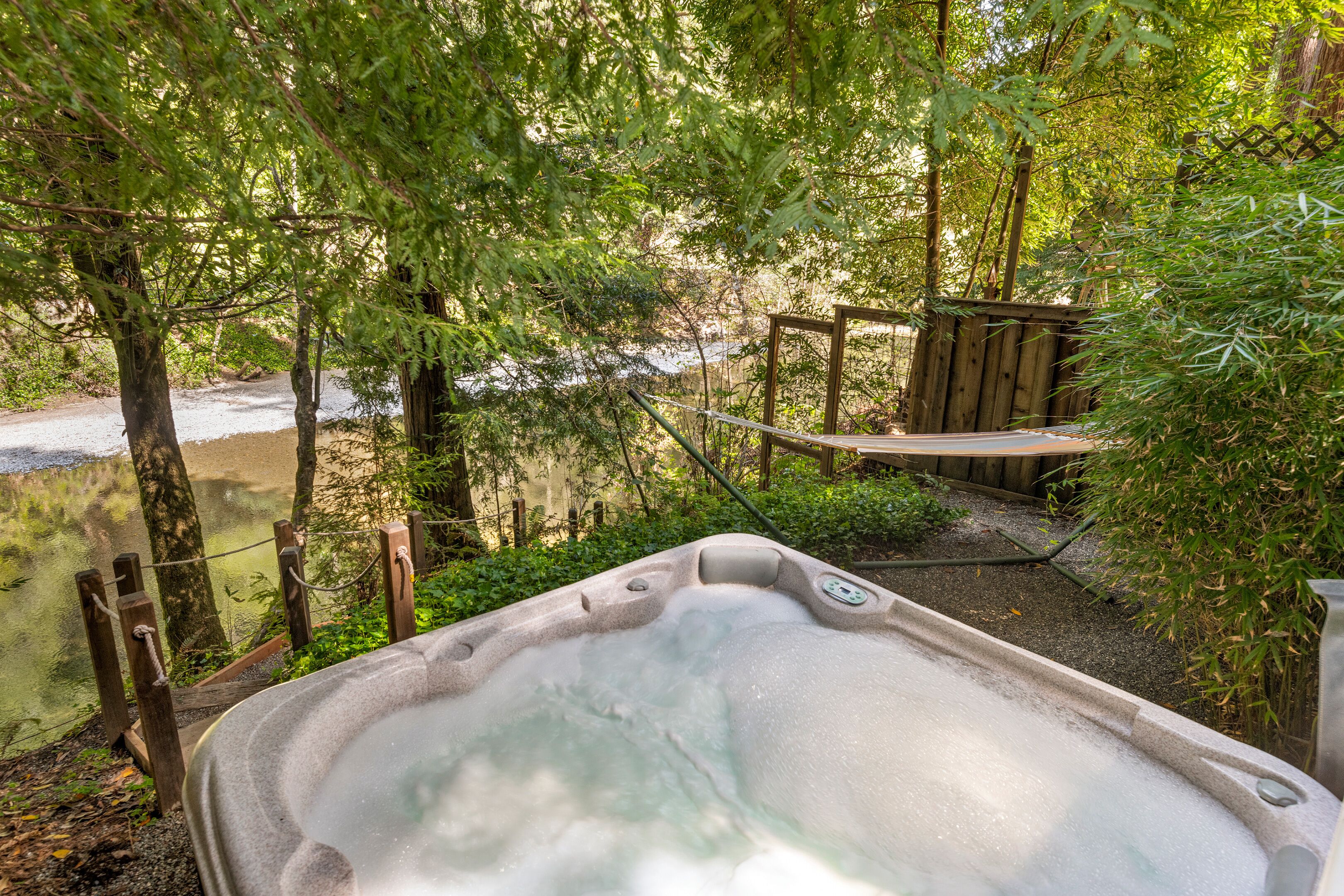 Complimentary Wine, Spa, Creekside Private Deck, Dog Friendly!