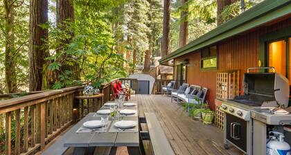 Complimentary Wine, Spa, Creekside Private Deck, Dog Friendly!