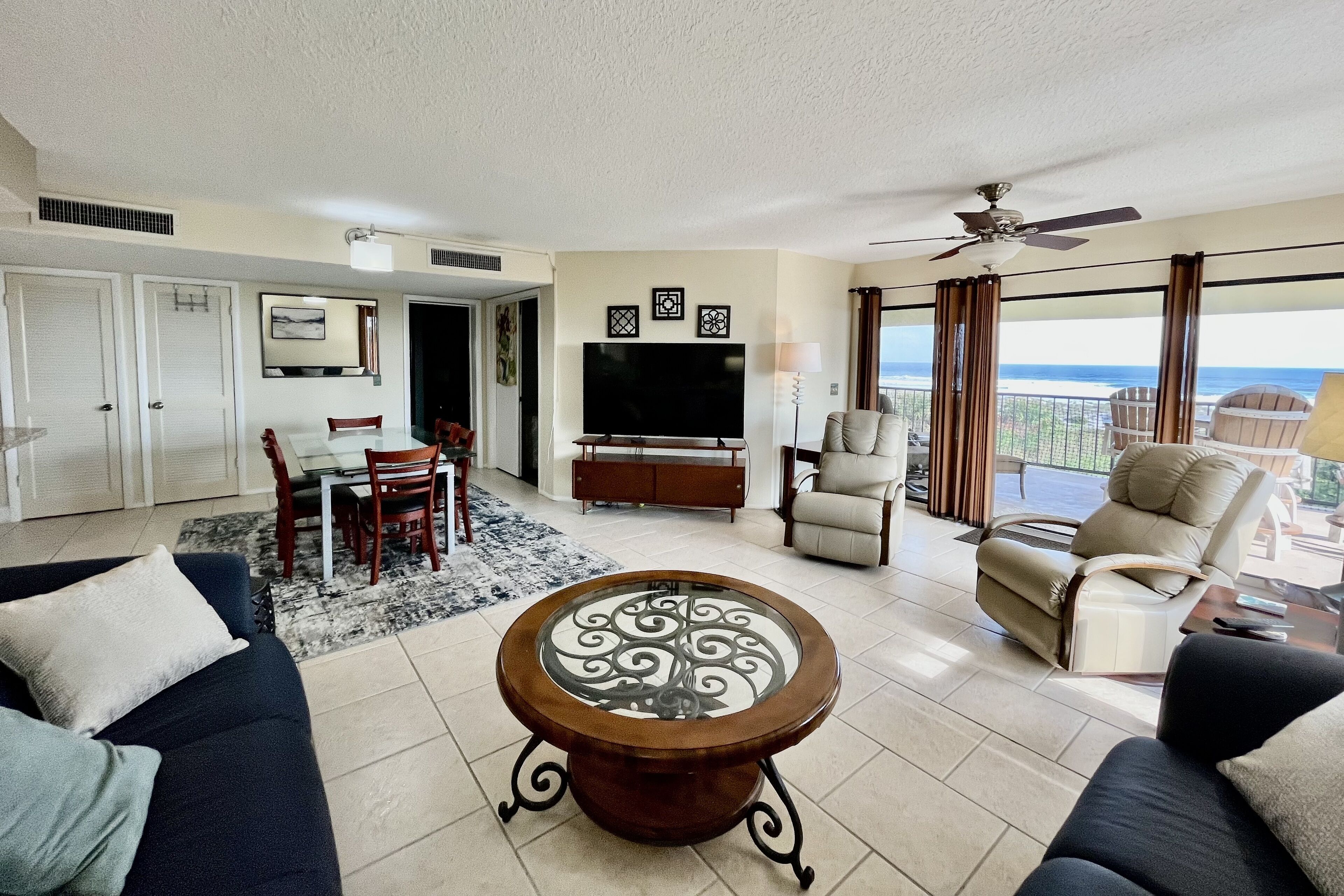 Flatskjerm-TV og bordtennis