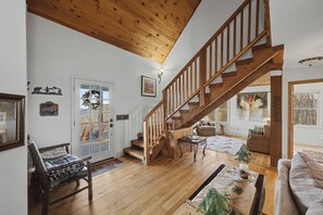 TV, fireplace, Netflix, books - Cabin w/ Views, Jacuzzi Bathtub, Fireplace, Screened Porch, Outdoor Hot Tub (Ferguson)