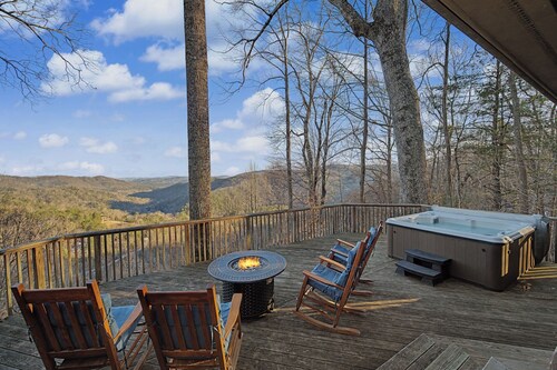 Cabin w/ Views, Jacuzzi Bathtub, Fireplace, Screened Porch, Outdoor Hot Tub