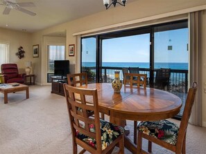 Interior - Ocean’s Edge w/Sunset View Lanai! WiFi, Modern Kitchen, TV, Washer/Dryer Kanaloa 2001 (KAILUA-KONA)