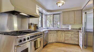 Fridge, microwave, stovetop, dishwasher