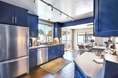 Remodeled Victorian Cottage,  Pool and Hot Tub, In Town