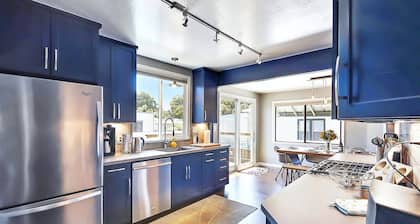 Remodeled Victorian Cottage, Pool and Hot Tub, In Town