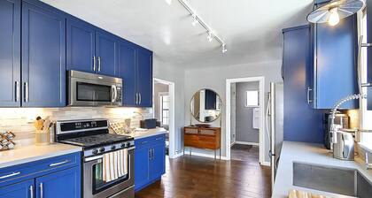 Remodeled Victorian Cottage, Pool and Hot Tub, In Town