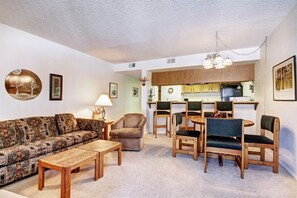 Televisión y chimenea 