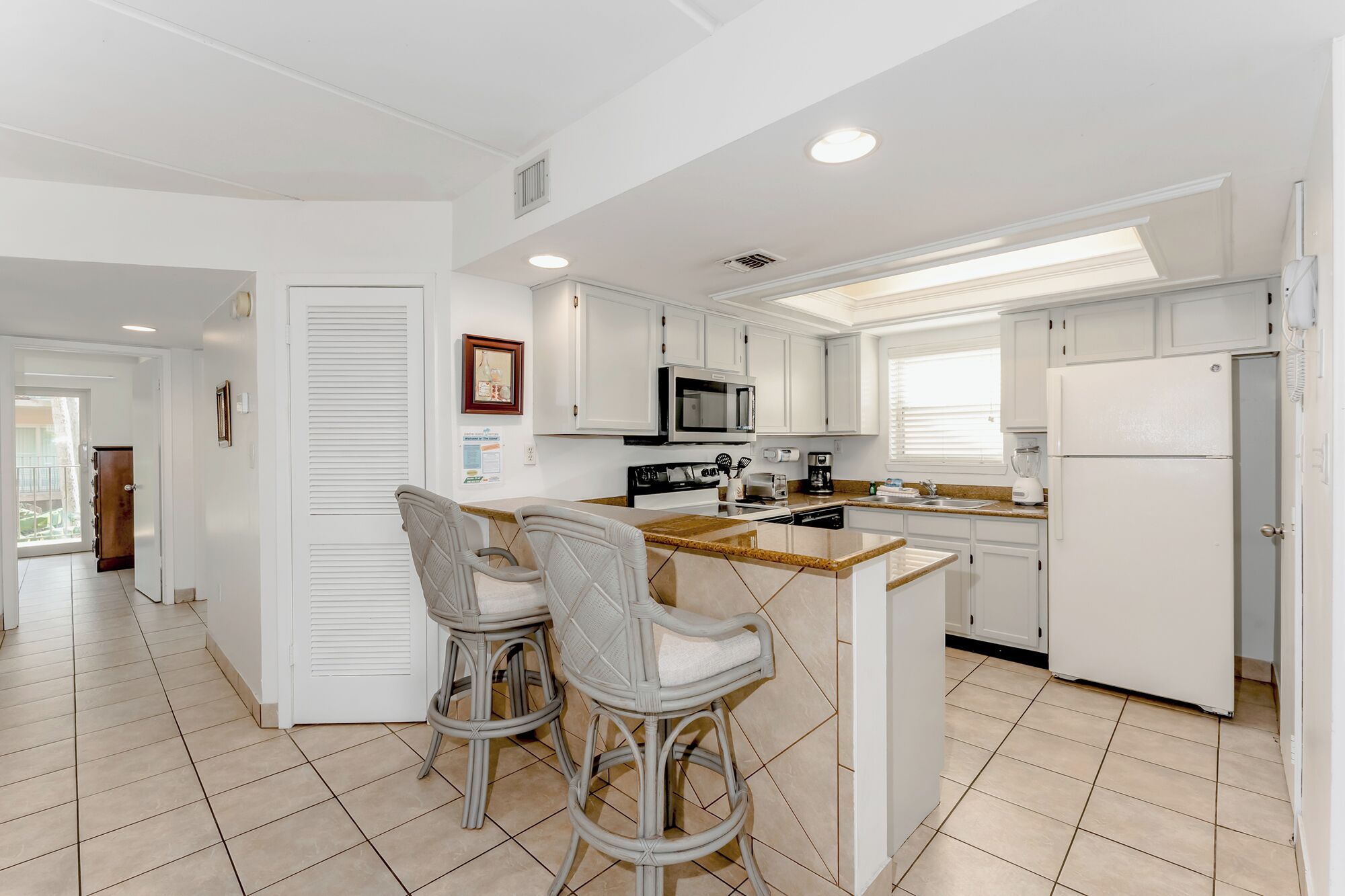 Frigorifero, microonde, piano cottura, lavastoviglie