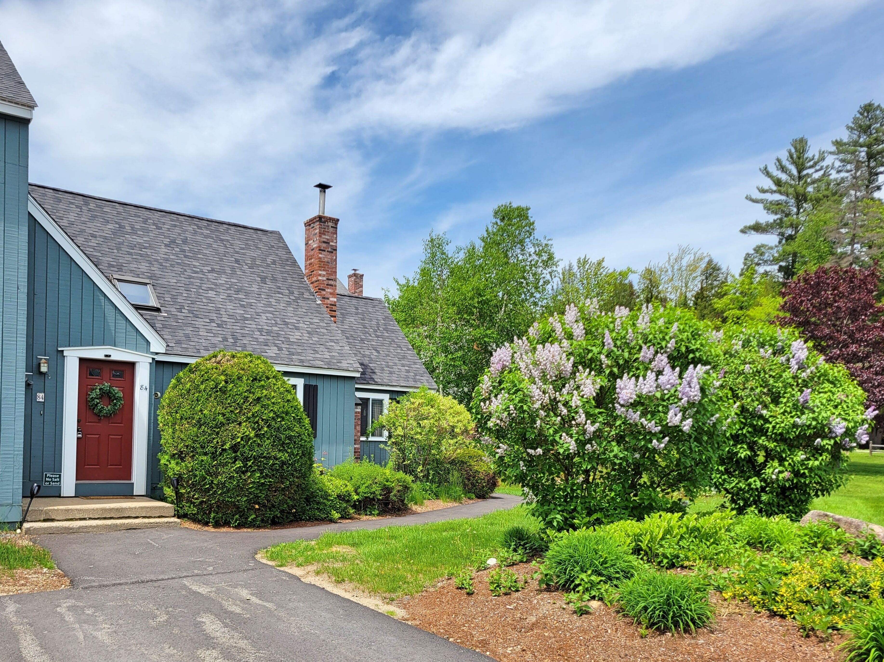 A0084- Managed by Loon Reservation Service - NH Meals & Rooms Lic# 056365