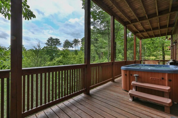 Outdoor spa tub - CROCKETT TRAILS - Luxury Log Home with Outdoor Woodburning fireplace and much more. (Blue Ridge)
