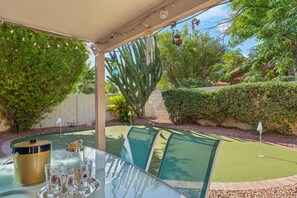 Outdoor dining - Gilbert Island Cozy 2 BR Home/ Putting Green/ COM Pool/ Gilbert (Gilbert)