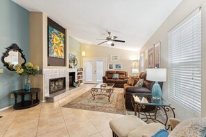 Älytelevisio, takka, kirjoja