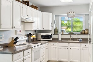 Fridge, microwave, oven, stovetop - Gilbert Island Cozy 2 BR Home/ Putting Green/ COM Pool/ Gilbert (Gilbert)