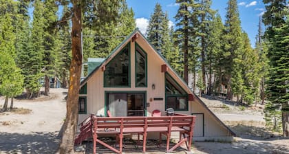Chalet #6, Charming Cabin Perfect Location steps t