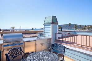 Outdoor dining - 2 Bedroom/2 Bath Boutique Townhouse offers Famous Avila Pier Views from Rooftop Summer Kitchen Patio (Avila Beach)