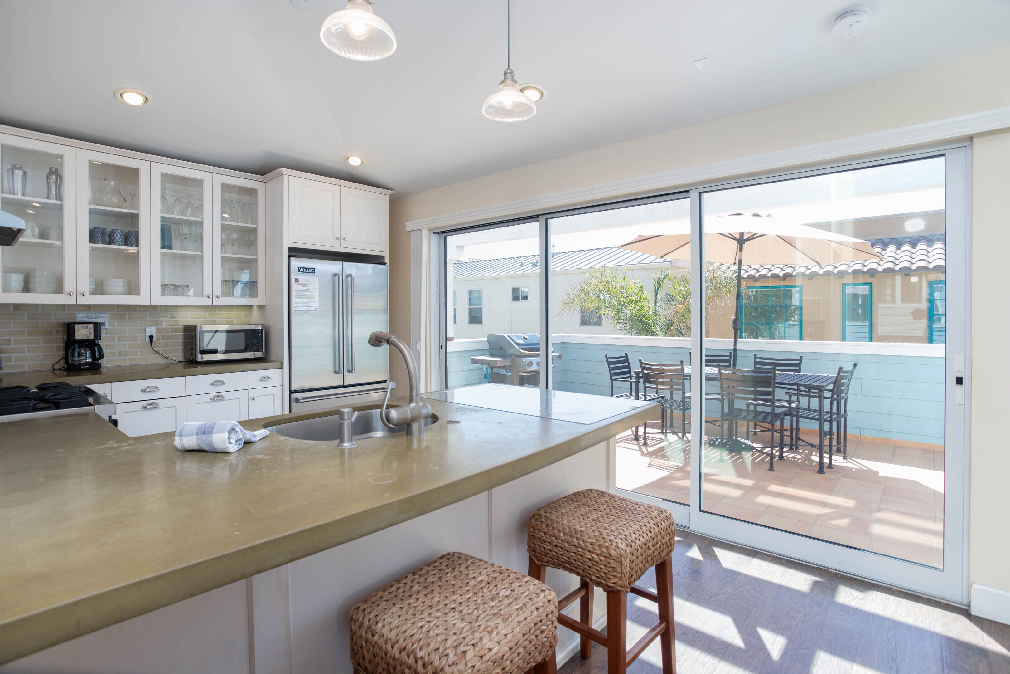 Kjøleskap, ovn, kokeplater og hurtigmikser