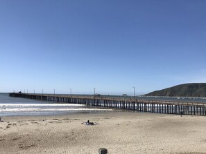 Beach nearby - 2 Bedroom/2 Bath Boutique Townhouse offers Famous Avila Pier Views from Rooftop Summer Kitchen Patio (Avila Beach)