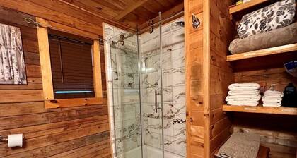 Autumn Mist - Hot Tub, WIFI, Pool Table & Dog Friendly, Gas logs, Creekside Trout Stream