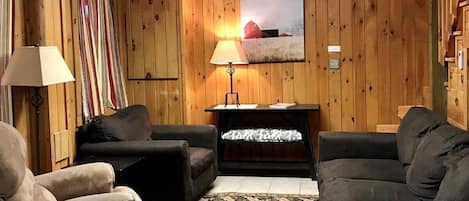 Smart-TV, Kamin, TischfuĂball, BĂŒcher