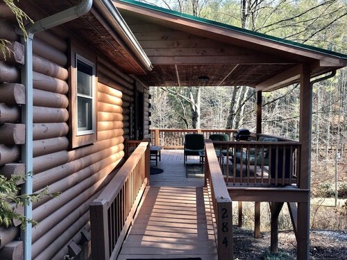 Autumn Mist - Hot Tub, WIFI, Pool Table & Dog Friendly, Gas logs, Creekside Trout Stream