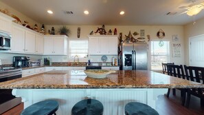 Fridge, microwave, oven, stovetop - Captain Morgan: 3  BR, 2  BA House in Crystal Beach, Sleeps 8 (Crystal Beach)