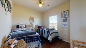 3 bedrooms - Captain Morgan: 3  BR, 2  BA House in Crystal Beach, Sleeps 8 (Bolivar Peninsula)
