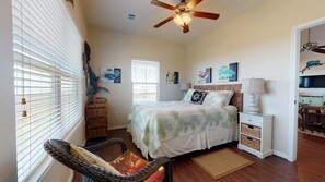 3 bedrooms - Captain Morgan: 3  BR, 2  BA House in Crystal Beach, Sleeps 8 (Crystal Beach)