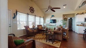 TV - Captain Morgan: 3  BR, 2  BA House in Crystal Beach, Sleeps 8 (Crystal Beach)