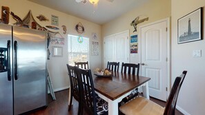 Dining - Captain Morgan: 3  BR, 2  BA House in Crystal Beach, Sleeps 8 (Bolivar Peninsula)