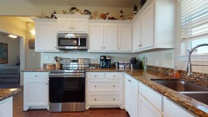 Fridge, microwave, oven, stovetop - Captain Morgan: 3  BR, 2  BA House in Crystal Beach, Sleeps 8 (Bolivar Peninsula)