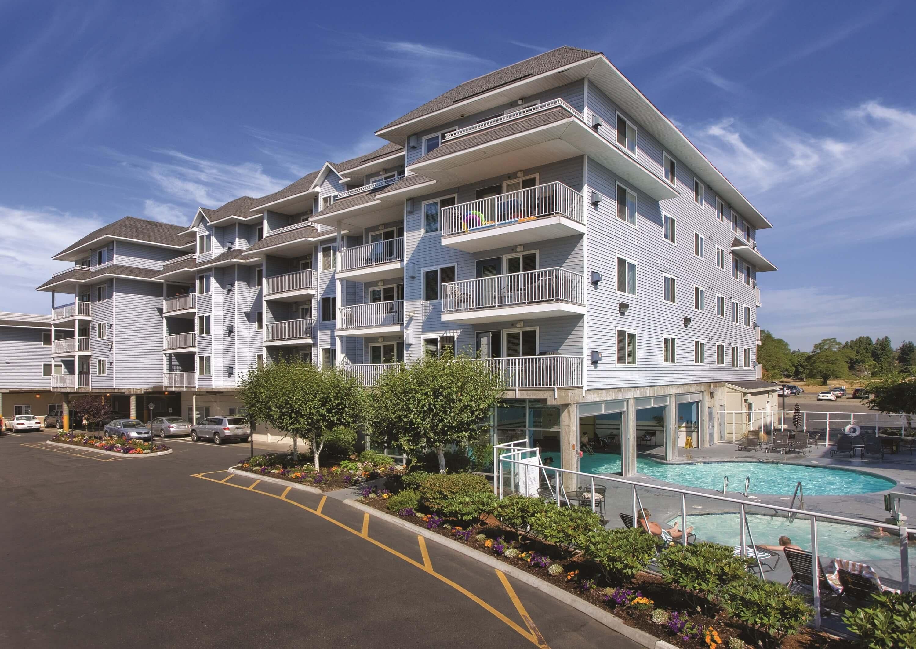 Blaine, WA: 2 Bedroom Condo w/Fireplace, Private Balcony, Resort Pools & More