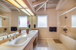 Combined shower/tub, jetted tub, hair dryer, towels