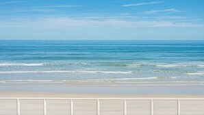 Une plage avec un ciel dégagé et une mer calme.