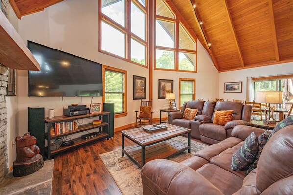 Smart TV, fireplace, DVD player