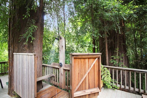 Casa Luna ~ Charming Vintage Cabin Retreat on the River, Spa, Dog Friendly!