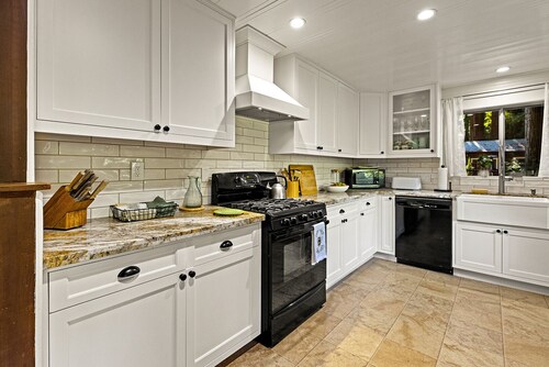 Casa Luna ~ Charming Vintage Cabin Retreat on the River, Spa, Dog Friendly!