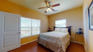 3 bedrooms, free WiFi - Pompano Paradise: 3  BR, 2  BA House in Crystal Beach, Sleeps 10 (Bolivar Peninsula)