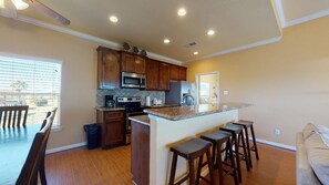Fridge, microwave, oven, stovetop - Pompano Paradise: 3  BR, 2  BA House in Crystal Beach, Sleeps 10 (Bolivar Peninsula)