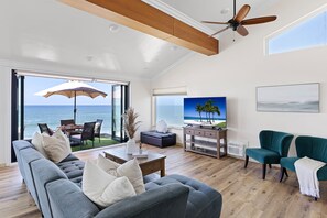 TV - Beautiful UPPER LEVEL Pet-Friendly Oceanfront Duplex P1111-1 (Oceanside)