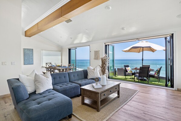 TV - Beautiful UPPER LEVEL Pet-Friendly Oceanfront Duplex P1111-1 (Oceanside)