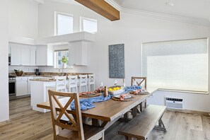 Dining - Beautiful UPPER LEVEL Pet-Friendly Oceanfront Duplex P1111-1 (Oceanside)