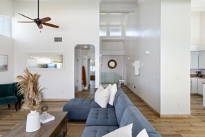 TV - Beautiful UPPER LEVEL Pet-Friendly Oceanfront Duplex P1111-1 (Oceanside)