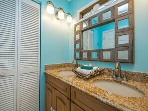 Combined shower/bathtub, hair dryer, towels