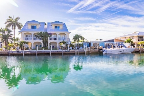 P72 - Charming 4 bedroom, 2 bath duplex with deep water dockage and Cabana Club access.