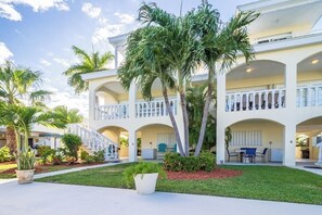 Property grounds - P72 - Charming 4 bedroom, 2 bath duplex with deep water dockage and Cabana Club access. (Key Colony Beach)